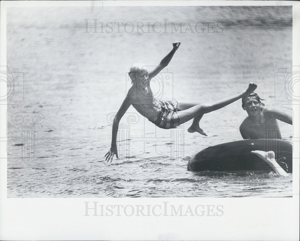 1977 Press Photo Mike Howard beach - Historic Images