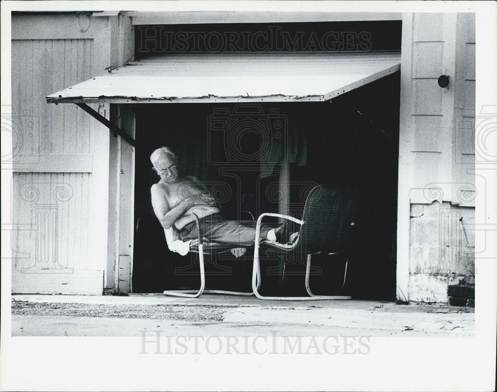 1981 Press Photo C.J. Gressler taking midday nap in the hot summer afternoon - Historic Images