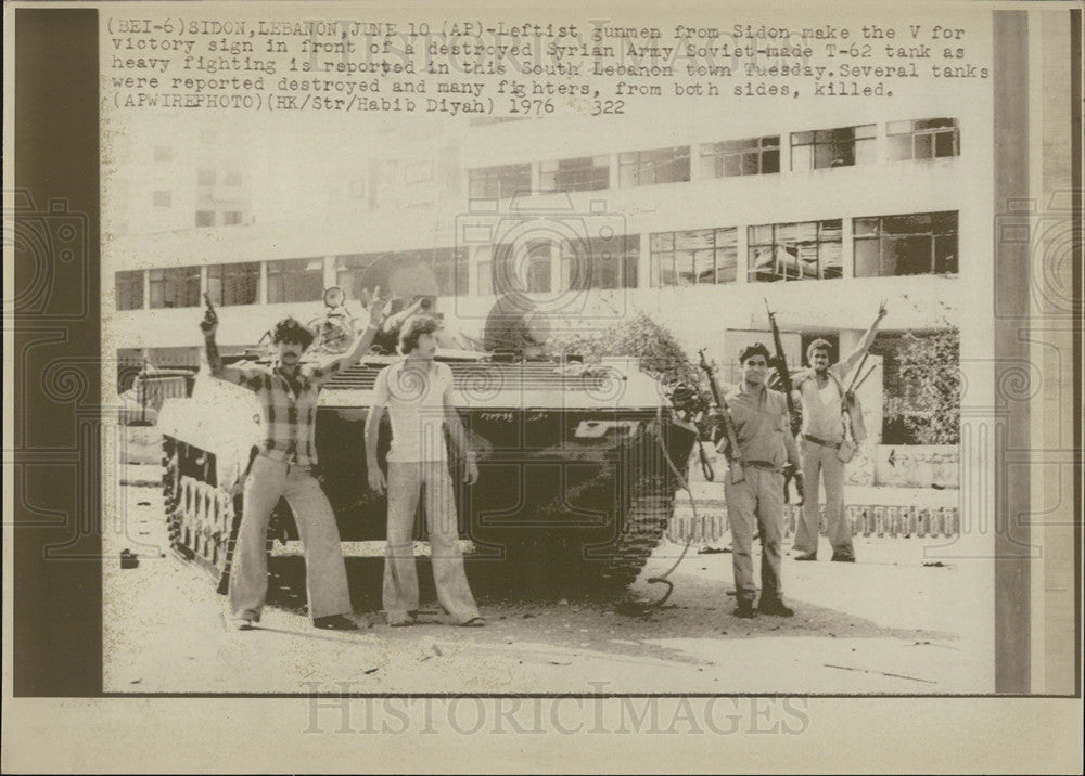 1976 Press Photo Leftist war make Victory sign - Historic Images