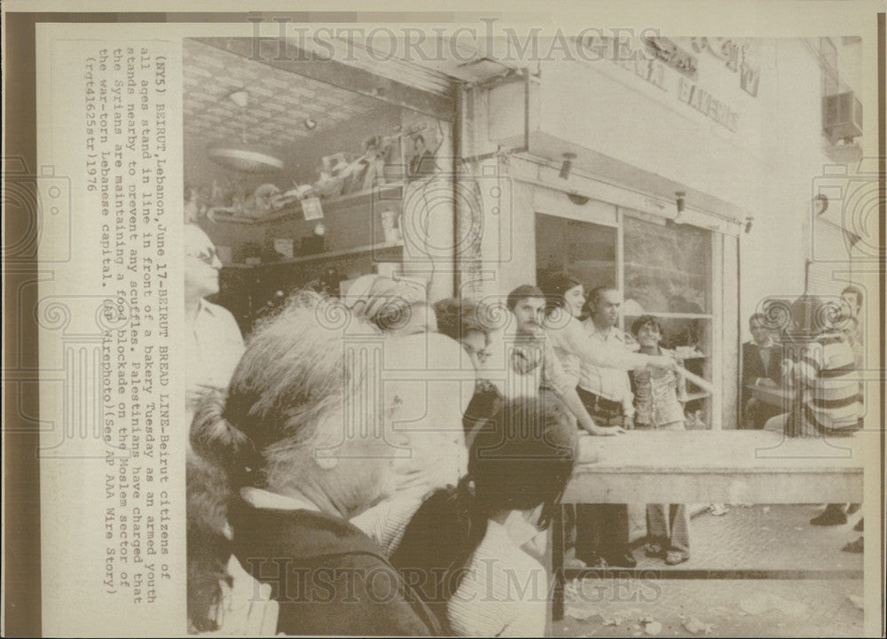 1976 Press Photo Bierut bread line for hungry residents - Historic Images