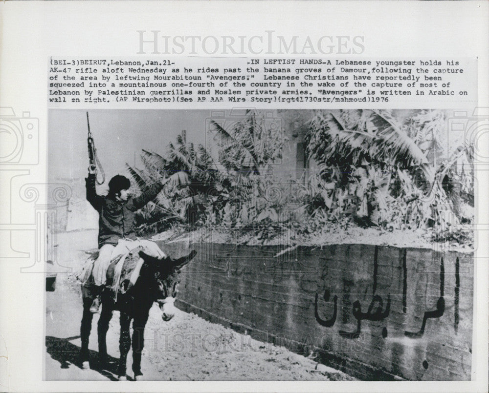 1976 Press Photo Young Labanese Boy Brandishes Rifle - Historic Images