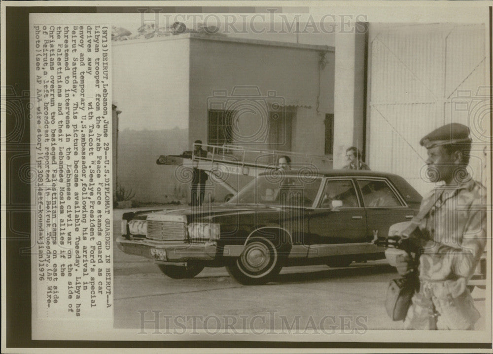 1976 Press Photo Talcott Seelye U.S. Ambassador Closely Guarded in Lebanon - Historic Images