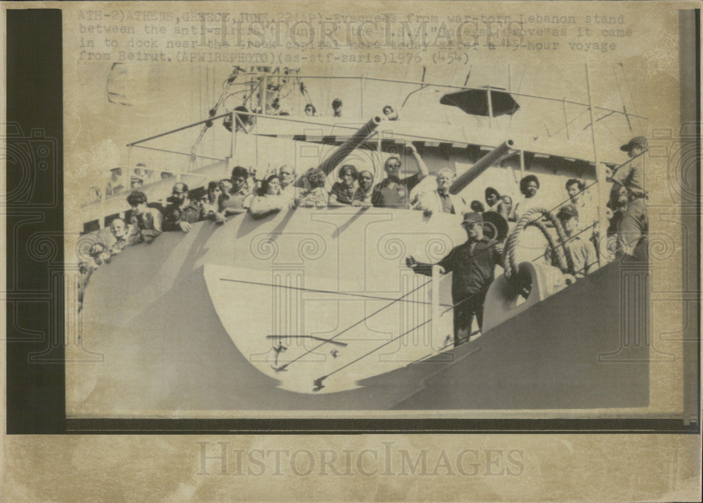 1976 Press Photo Evacuees Of War Torn Lebanon Stand On Board U.S. Ship in Athens - Historic Images