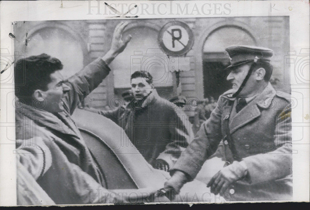 1959 Press Photo Policeman Attempts to Discourage Angry Man in Florence, Italy - Historic Images