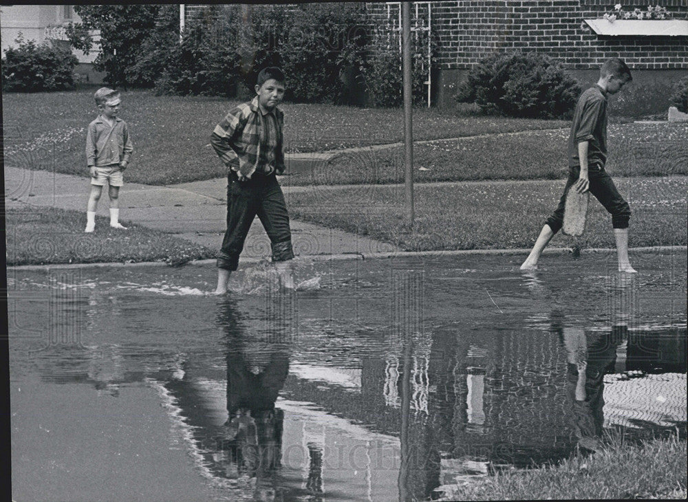 1965 Press Photo Boys Wade Through Waters After Storm - Historic Images