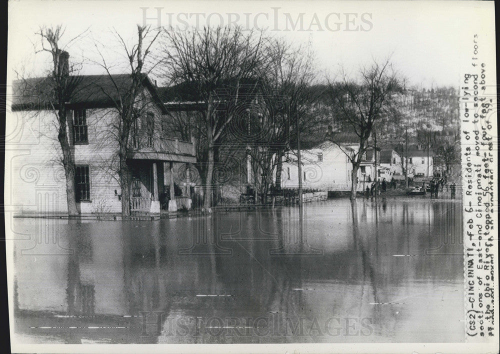 1959 Press Photo East End Cincinnati Floodings Forced Residents to Move Upstairs - Historic Images