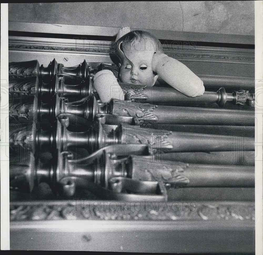 1971 Press Photo Doll Tossed by War Protestors, Midwest Stock Exchange Lobby - Historic Images