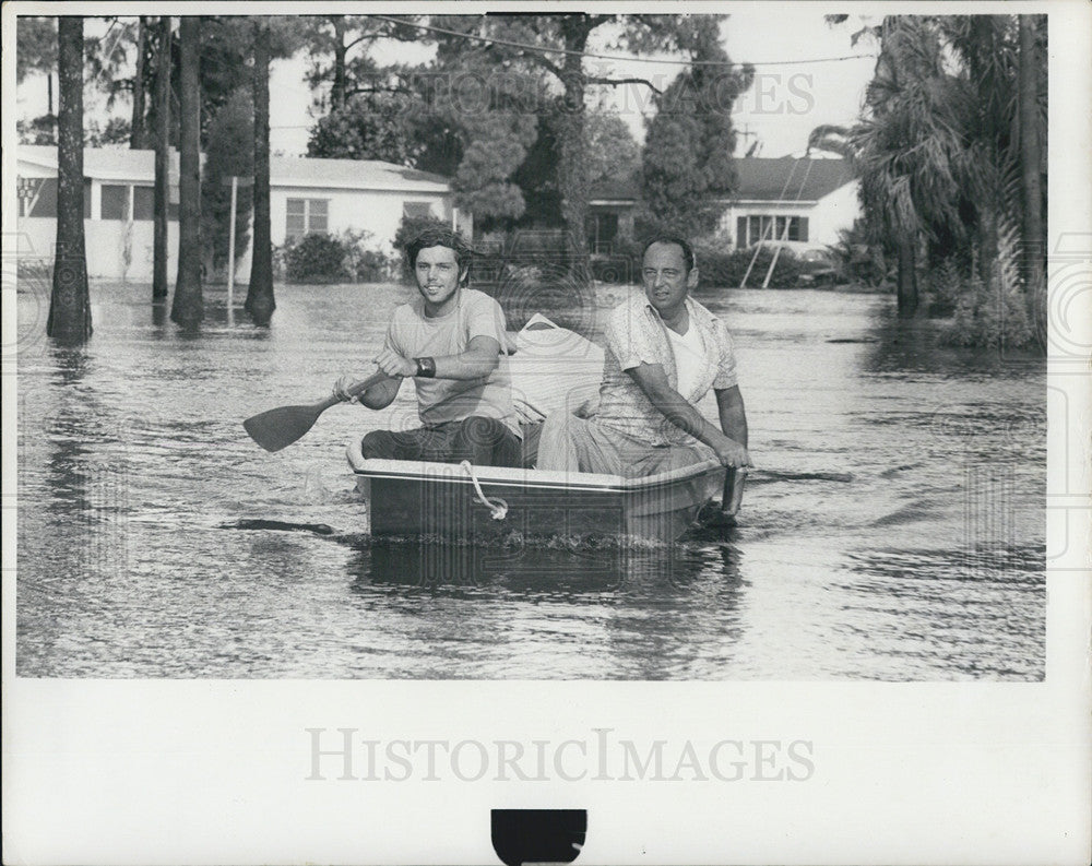 1972 Press Photo Men Paddle in Flood Waters of Hurricane Agnes - Historic Images