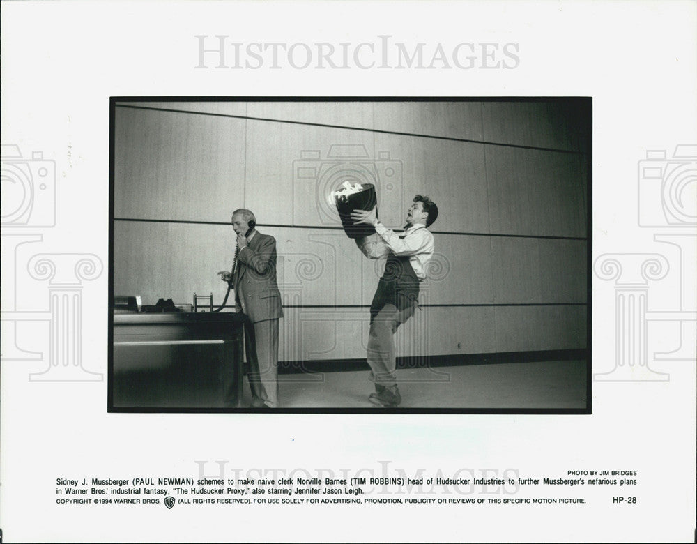 1994 Press Photo Paul Newman and Tim Robbins star in &quot;The Hudsucker Proxy&quot; - Historic Images