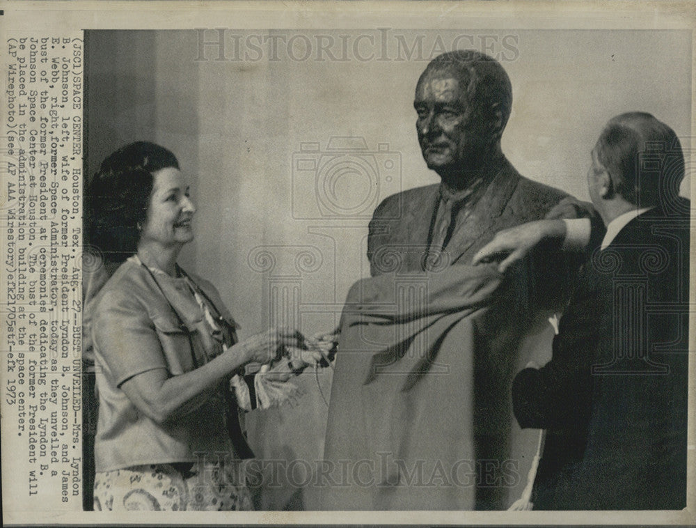 1973 Press Photo Mrs. Lyndon B. Johnson and James E. Webb unveil bust - Historic Images