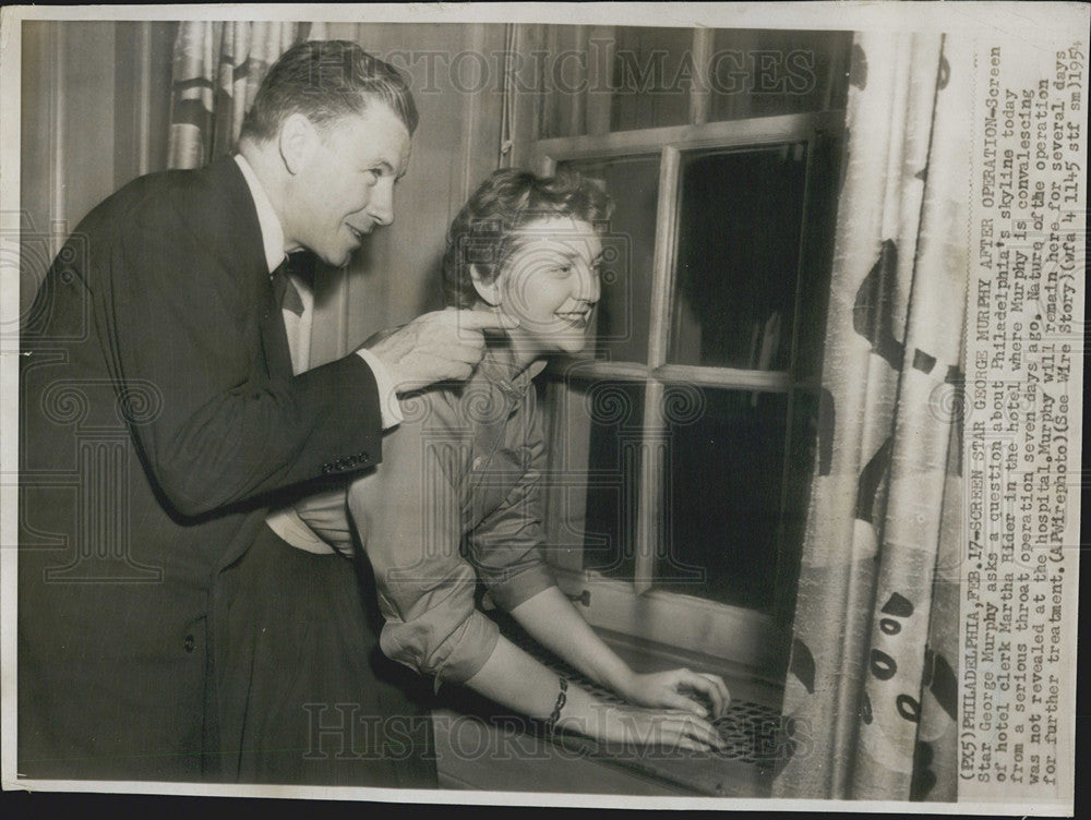 1954 Press Photo Screen star George Murphy hotel clerk Martha Hider - Historic Images