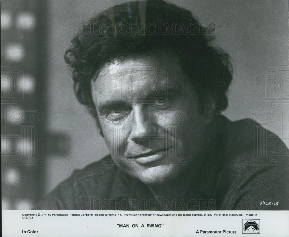 1974 Press Photo Cliff Robertson Man on a Swing - Historic Images