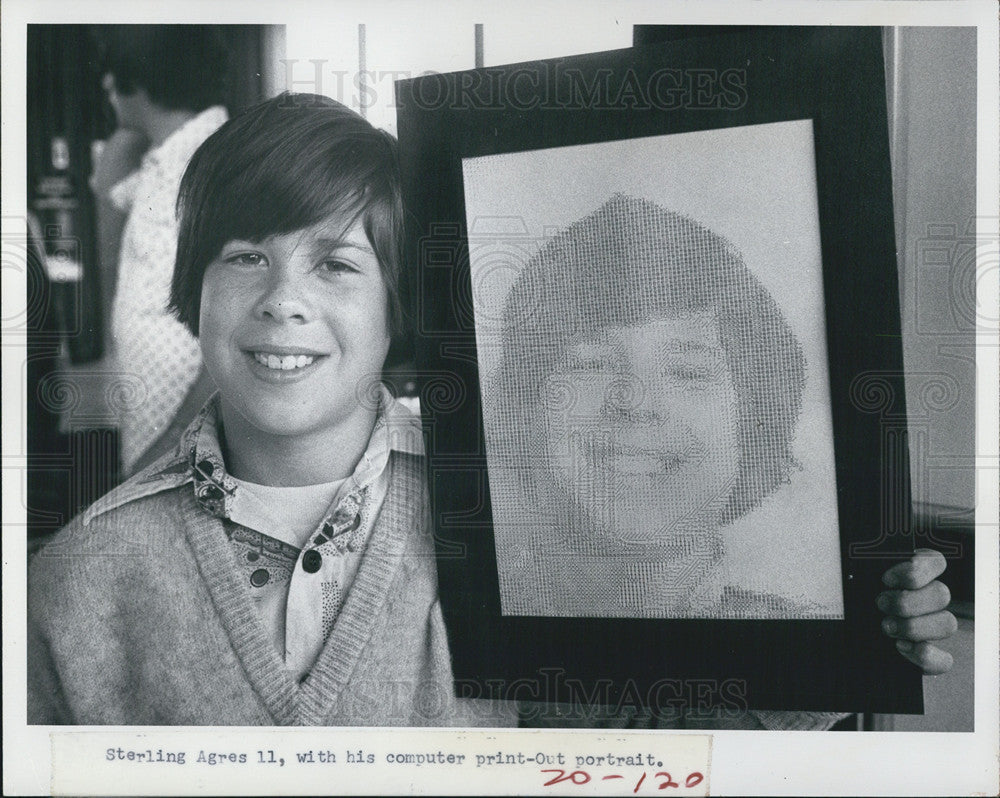 1976 Press Photo Sterling Agres Shows Off His Computer Printed Portrait - Historic Images