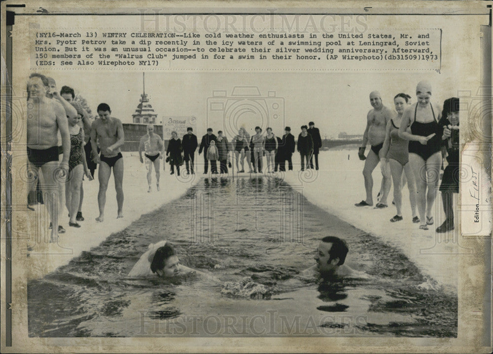 1973 Press Photo Mr. Mrs. Pyotr Petrov dip icy waters Leningrad wedding - Historic Images