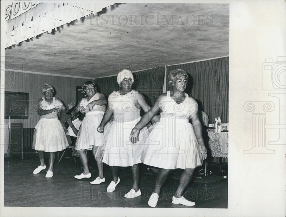 1972 Press Photo Beverly Hills can-can girls Italian-American Social Club - Historic Images