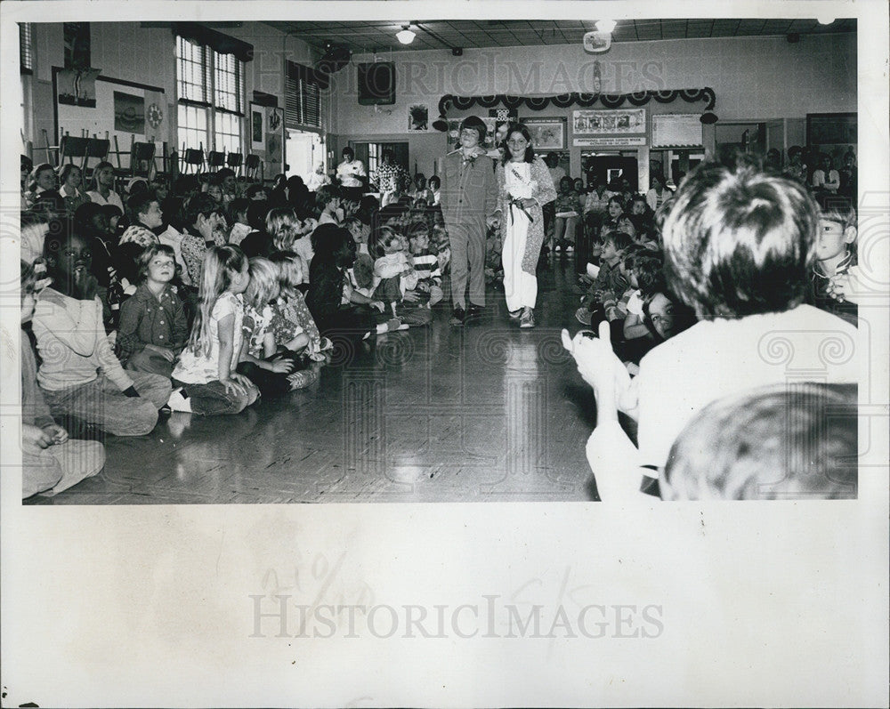 1977 Press Photo Philip Suydam Michell Flint fourth grade candidate Miss Belleai - Historic Images