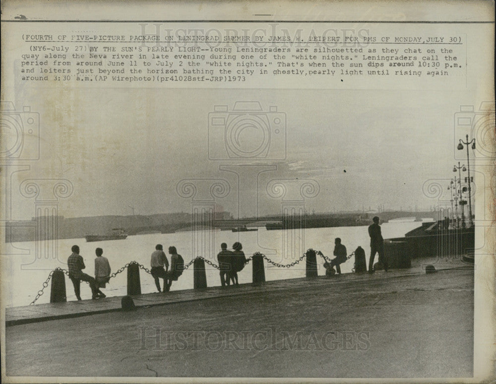 1973 Press Photo Young Couples Chat Along Neva river In Leningrad - Historic Images