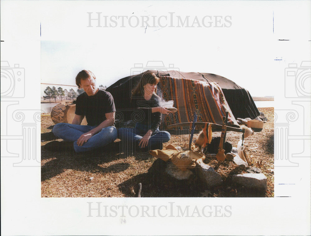 1994 Press Photo Darrek Hallbick And Jenny Hayes Burn Sage in Purifying Ceremony - Historic Images