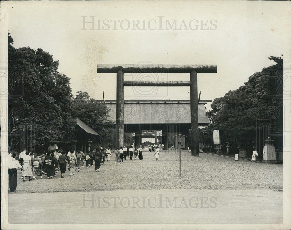 1956 Press Photo Torii, Yasakuni Shrine, Japan - Historic Images