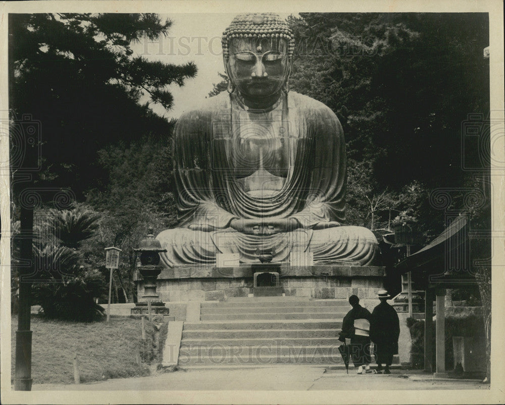 1989 Press Photo  Gigantic Stone Statue Buddha Dwarfs Japanese Sightseers - Historic Images