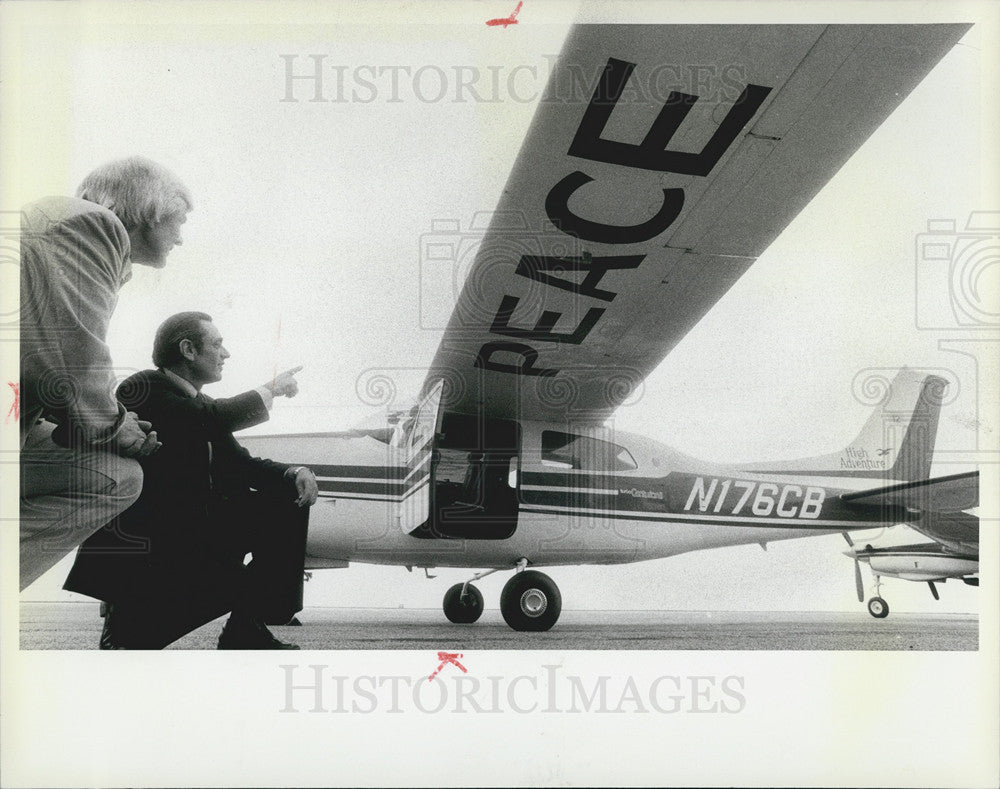 1981 Press Photo George Otis, Lear Jet, Moshe Gilboa, Israeli Consul General - Historic Images