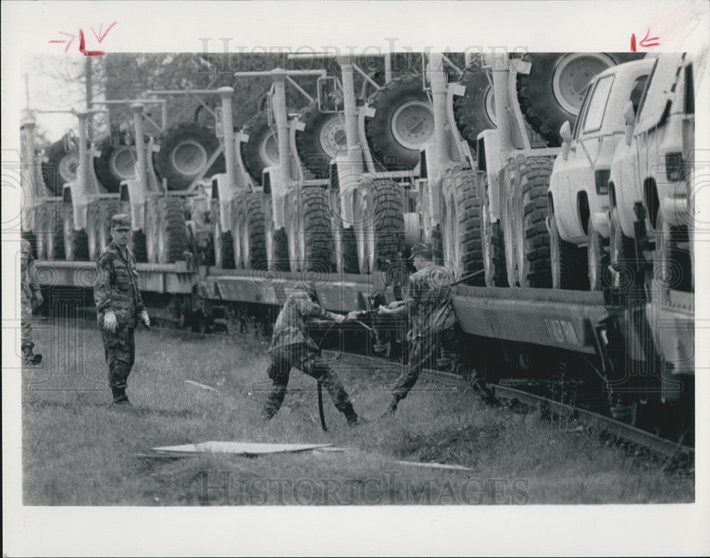 1990 Press Photo soldiers Army reserve train Fort Sheridan - Historic Images