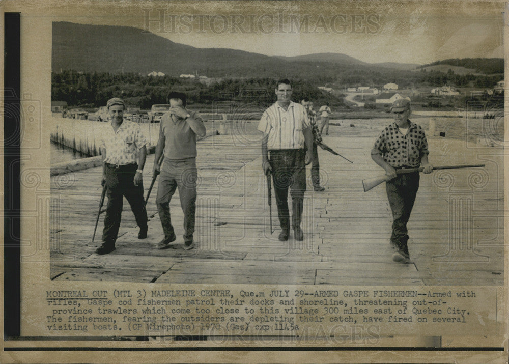 1970 Press Photo Armed Gaspe Cod Fisherman Guard Docks From Outsiders Fishing - Historic Images