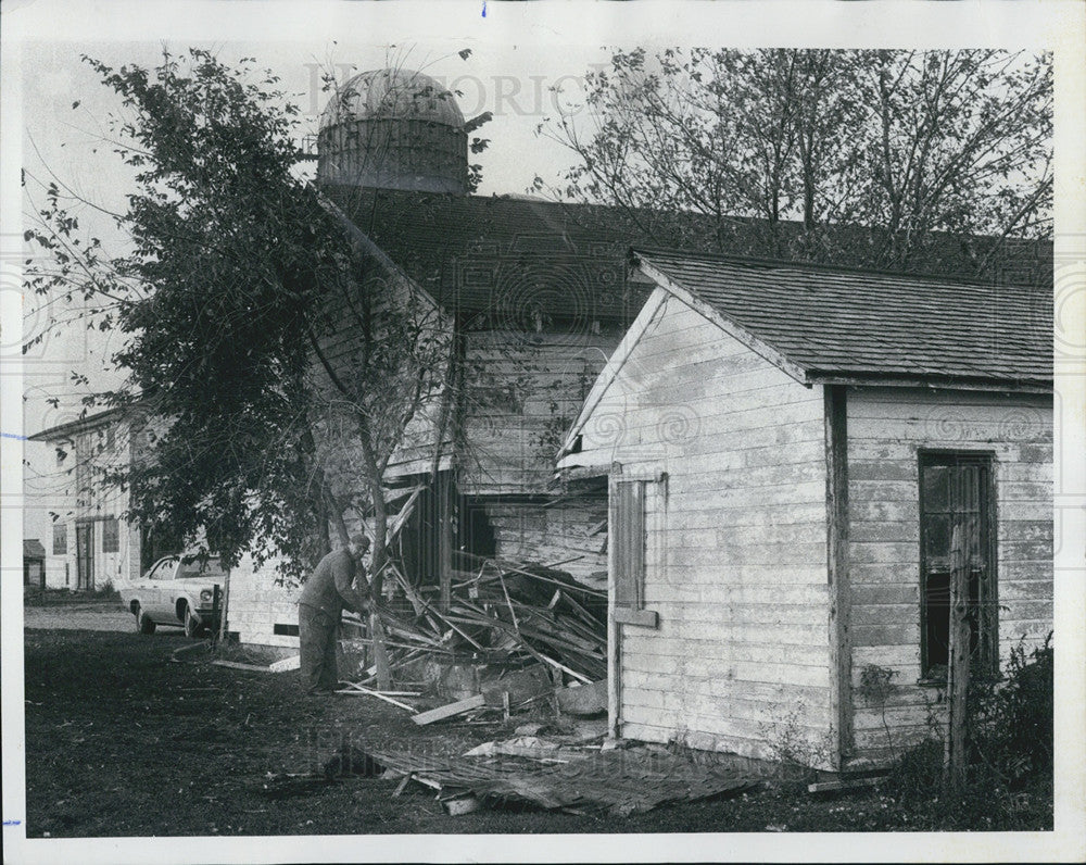 1976 Press Photo Farmer Leslie Schwemm After a Milk Truck Crashed Into Property - Historic Images