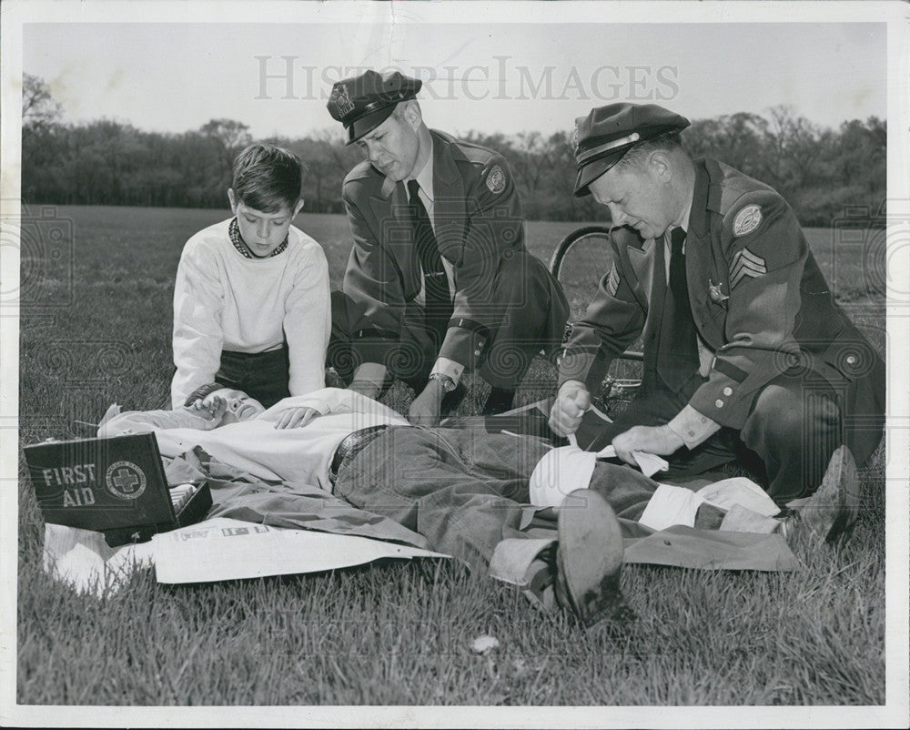 1955 Press Photo Police Officers Administer First Aid to Youngster - Historic Images