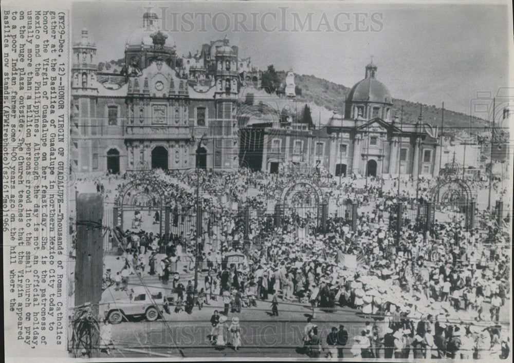 1966 Press Photo Catholics Gather at Basiliea of Guadalupe in North Mexico City - Historic Images