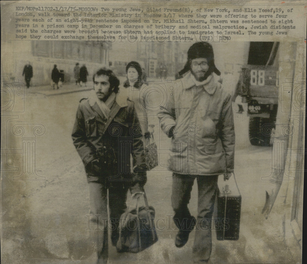 1975 Press Photo GIlad Freund and Elie Yosef walk to Interior Ministry in Moscow - Historic Images