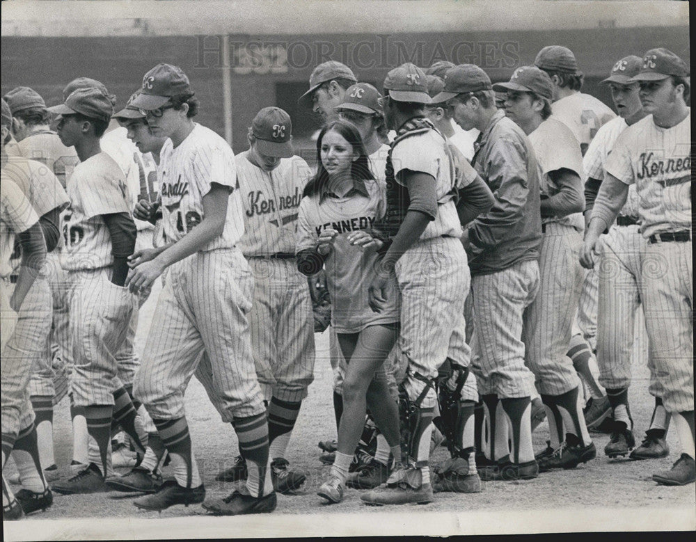 1971 Press Photo Kennedy Bat Girl Diane Sodoro Makes Way Off The Comiskey Park - Historic Images