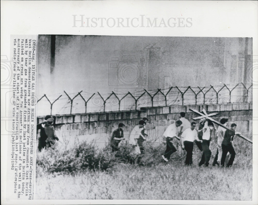 1962 Press Photo Tear Gas Drives West Berlin Demonstrators Away - Historic Images