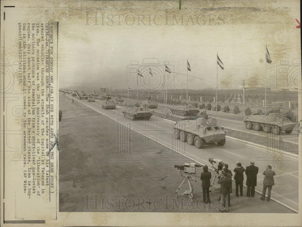 1975 Press Photo The Shah Parades Some Of His Armored Vehicles Thru Teheran - Historic Images