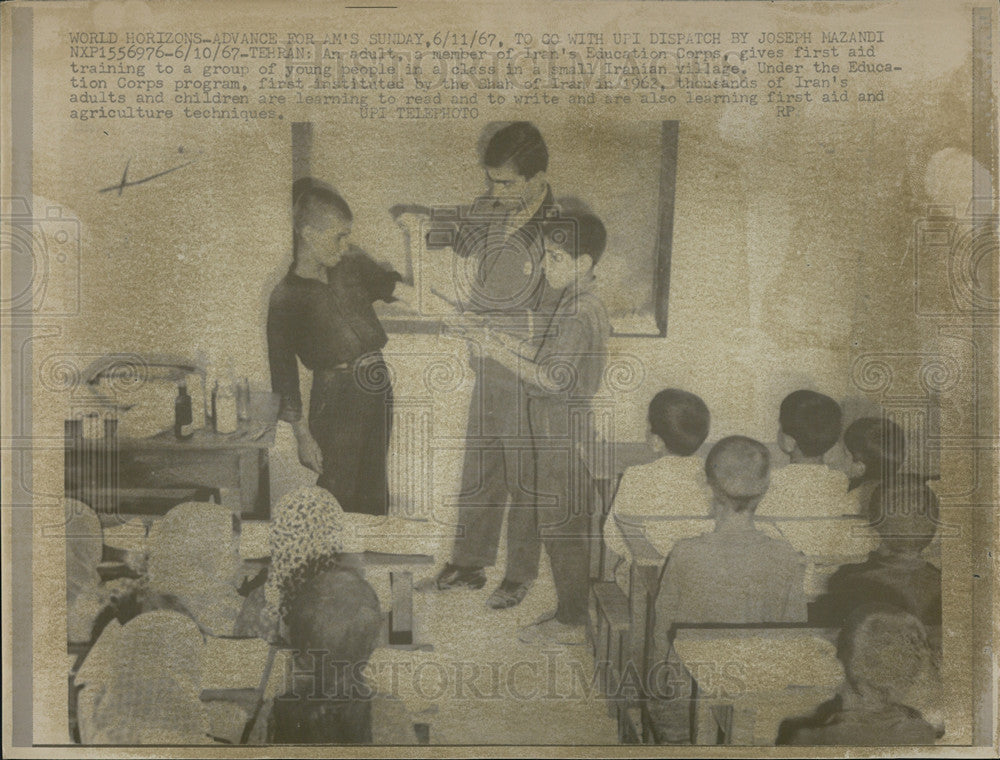 1967 Press Photo Iran Adults And Children Learning To Read And Write - Historic Images