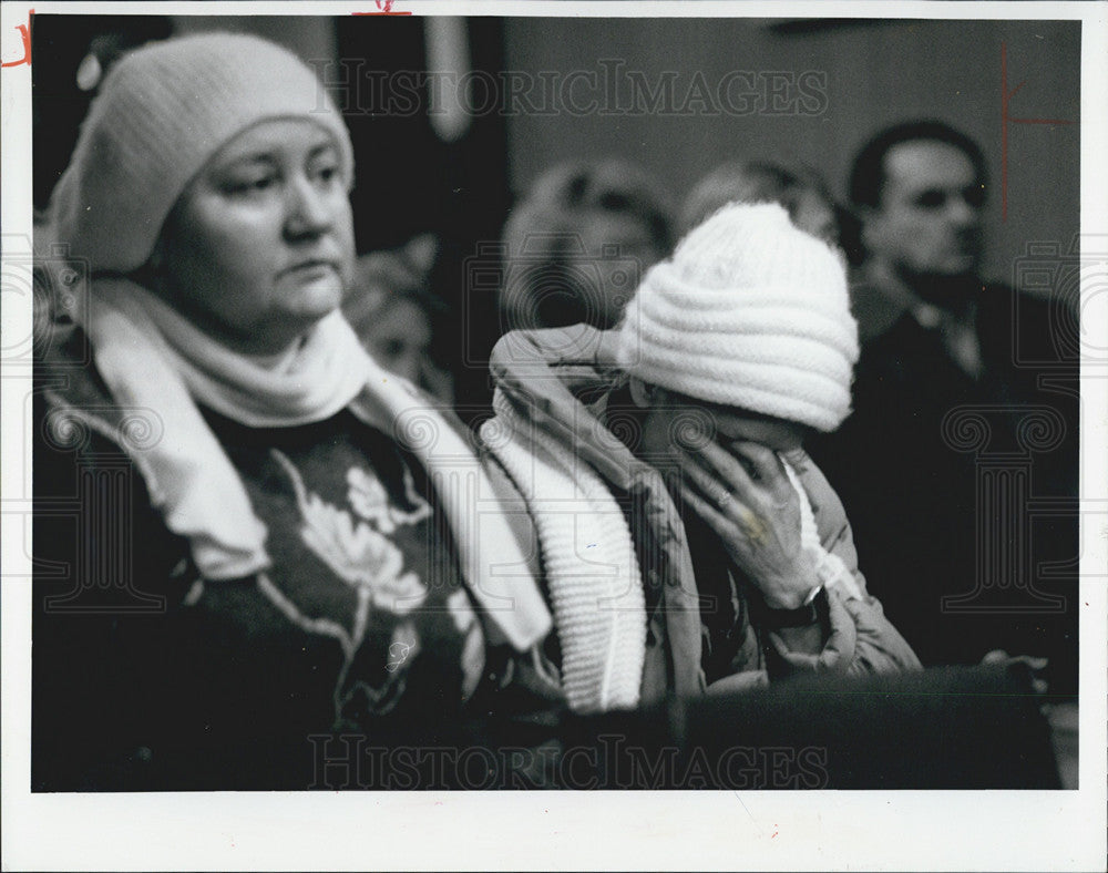 1990 Press Photo Women Wait For Roman Catholic Mass Offered To Honor US Troops - Historic Images