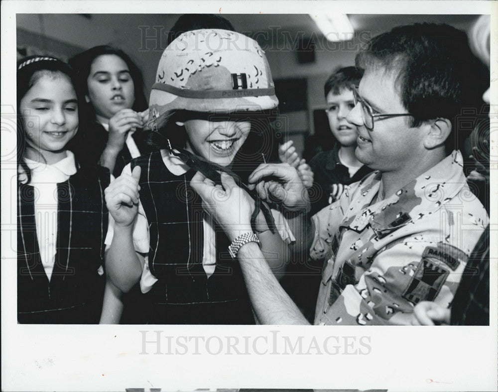 1991 Press Photo US Army Reserve Captain Welcomed During Persian Gulf War - Historic Images