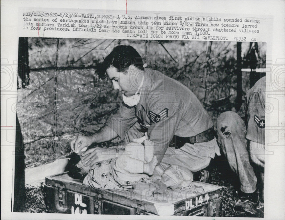 1966 Press Photo US Airman Gives First Aid To Turkish Child During Earthquake - Historic Images