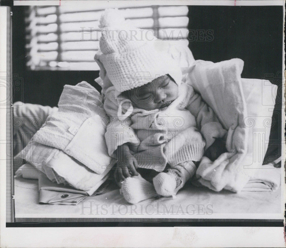 Press Photo Hong Kong Baby Refugee - Historic Images