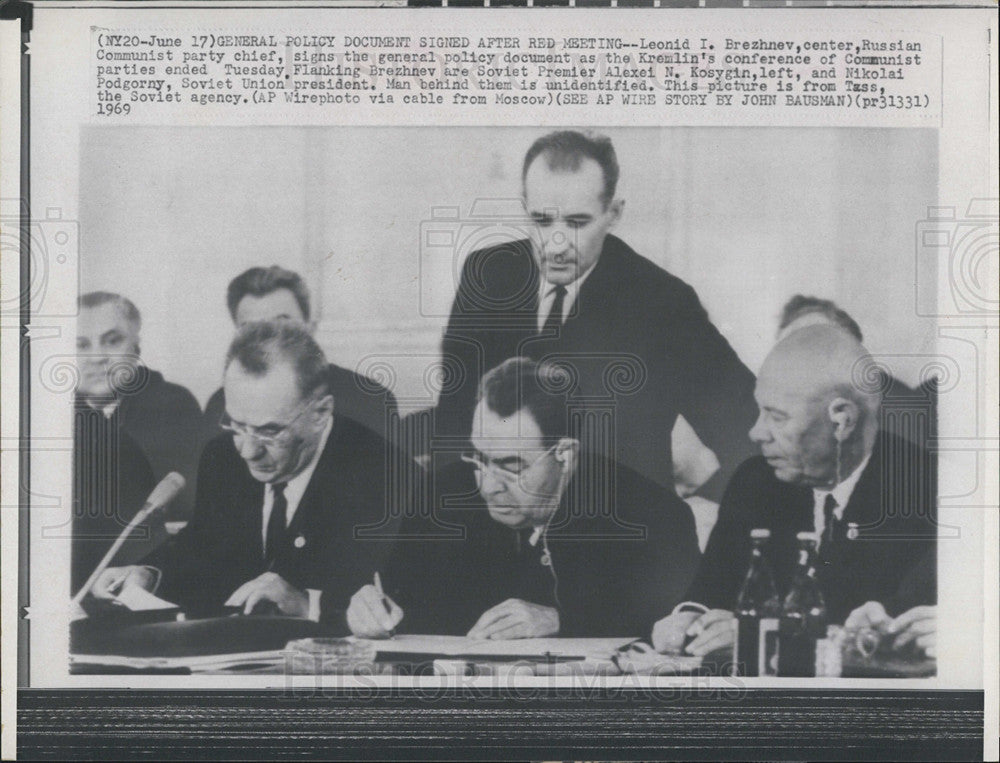 1969 Press Photo Russian Communist Chief Signs General Policy Docs After Meeting - Historic Images