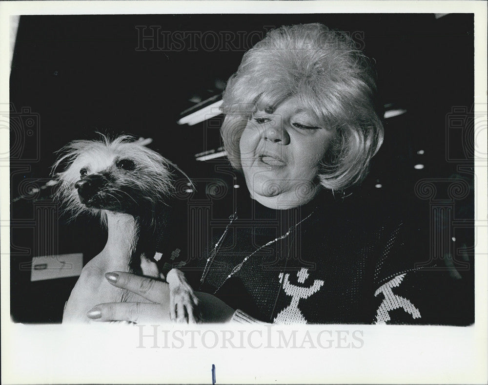 1987 Press Photo Diana Lynn &amp; Dog Falcon Crest 17th Annual Int&#39;l Kennel Club - Historic Images