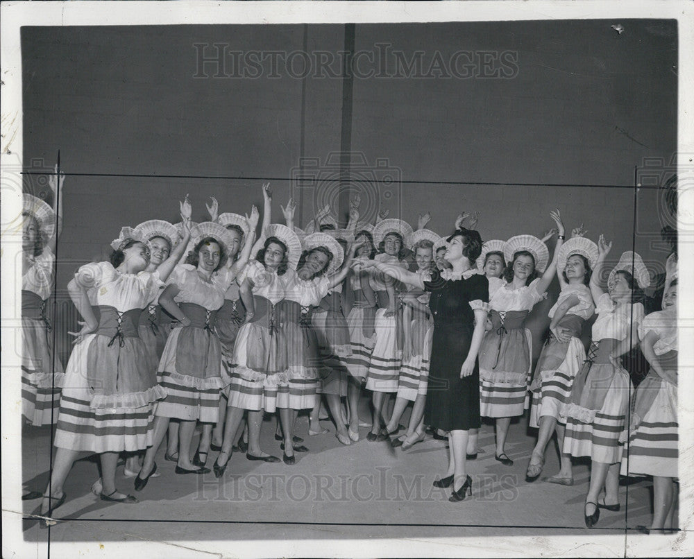 1941 Press Photo Bulgarian peasant ballet. - Historic Images