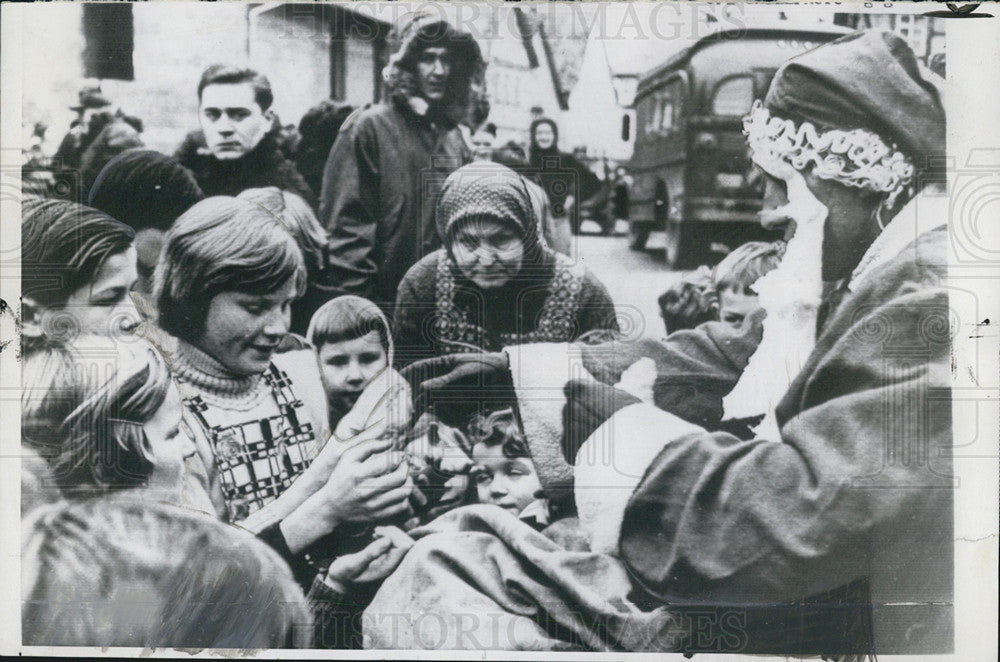 1964 Press Photo Karl Wagner Chicago German Holidays distributing gifts to - Historic Images