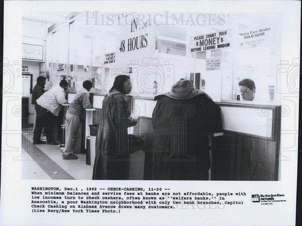 1992 Press Photo Check Cashing Desk Business Anacostia Washington Poverty Poor - Historic Images