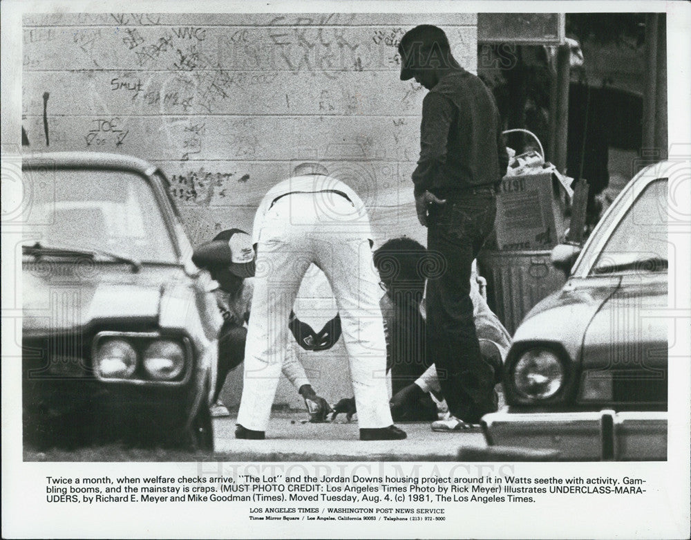 1981 Press Photo U.S. Poverty Gambling Welfare Checks Jordan Downs Project Poor - Historic Images