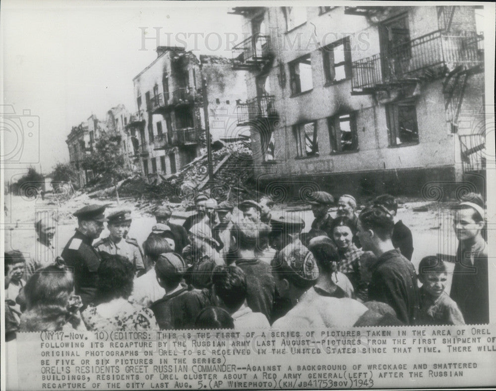 1943 Press Photo Orel&#39;s Residents Greet Russian Commander - Historic Images