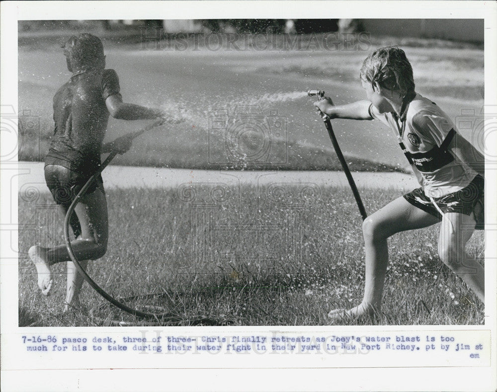 1986 Press Photo Children Have Water War In Hot Weather In Pasco Co, Florida - Historic Images