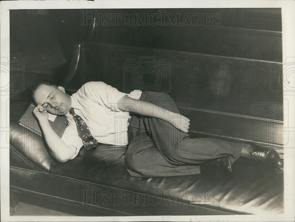 1935 Press Photo County Superintendent Of Schools Noble Puffer Falls Asleep - Historic Images