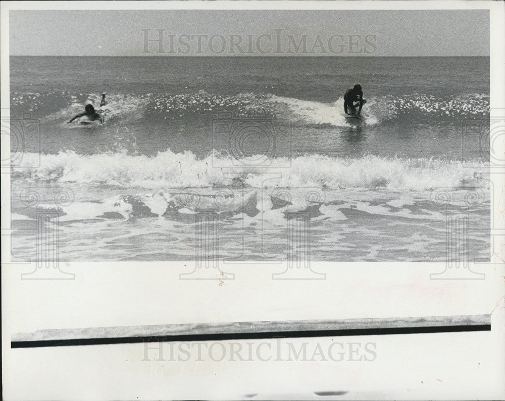 1973 Press Photo Gulf Coast Surfers Play The Waiting Game - Historic Images