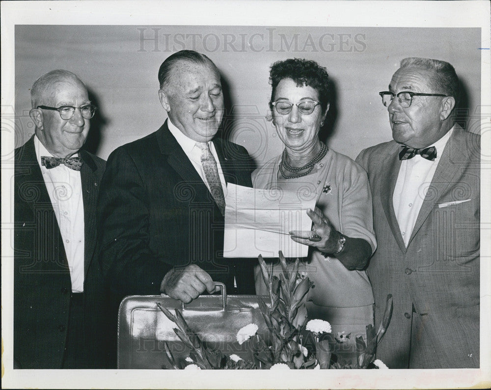 1960 Press Photo Arthur Kieran, Edmund Raby &amp; Betty Wyman, New Port Richey - Historic Images